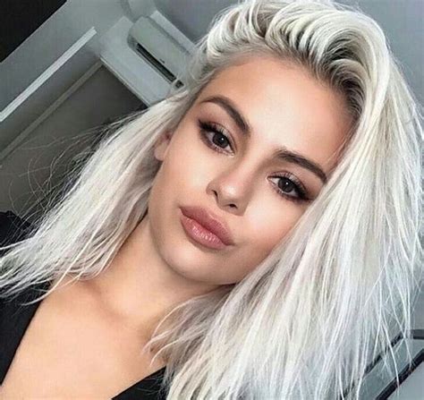 capelli mesciati bianchi e biondi|20 idee bellissime per meches bionde su capelli bianchi